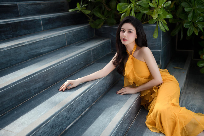 Mới đây, ca sĩ Trương Quỳnh Anh khiến cộng đồng mạng "đứng ngồi không yên" khi đăng tải những hình ảnh diện váy ôm sát, khoe trọn vẹn đường cong cơ thể mỹ miều.