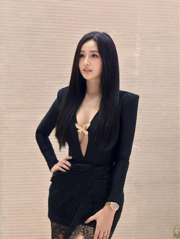 Mai Phương Thúy diện trang phục cuốn hút hết cỡ tại đám cưới Midu.