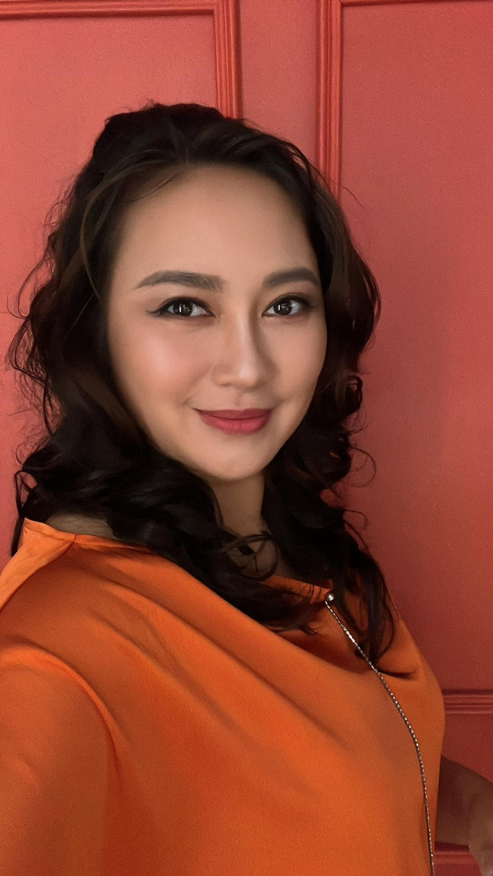 Ca sĩ Khánh Linh tự xưng "Linh mắt to", gọi chồng là "Tùng tóc dài".