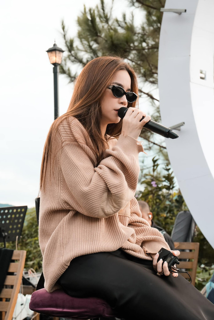 Ca sĩ Hồ Ngọc Hà check in Đà Lạt, chuẩn bị cho show diễn. Ảnh: Ho Ngoc Ha