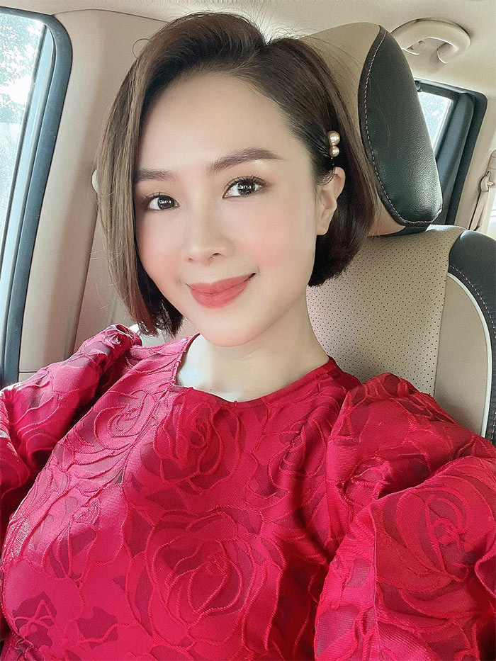 Thời điểm năm 2020, Hồng Diễm đóng phim "Hướng dương ngược nắng". Cô cắt tóc ngắn, ăn mặc sành điệu để trẻ trung hơn khi vào vai đại tiểu thư một gia đình danh giá. (Ảnh: FBNV)