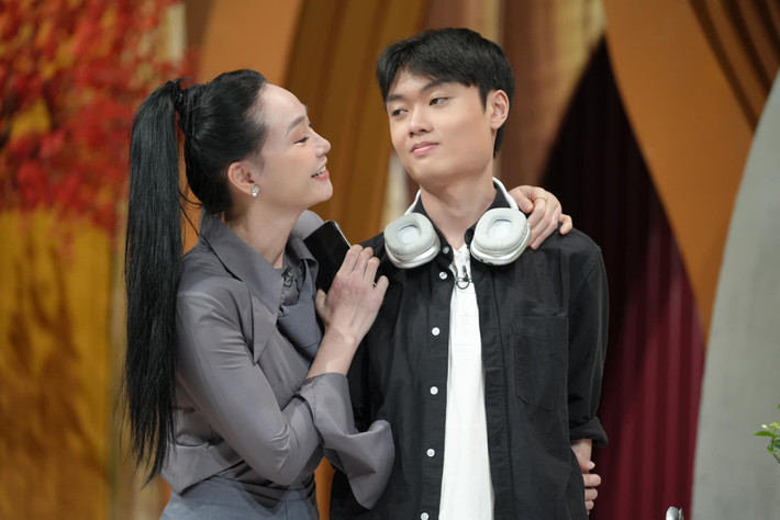 Quách Thu Phương lên sóng truyền hình cùng con trai. Ảnh: FB Quách Thu Phương
