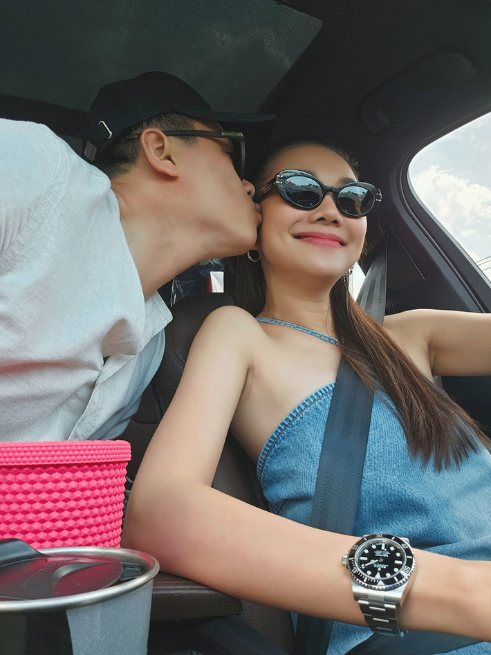 Hiện tại, nữ siêu mẫu sống cùng ông xã Nhật Minh tại nhà riêng. Cô luôn làm tròn hiếu nghĩa với hai bên bố mẹ.