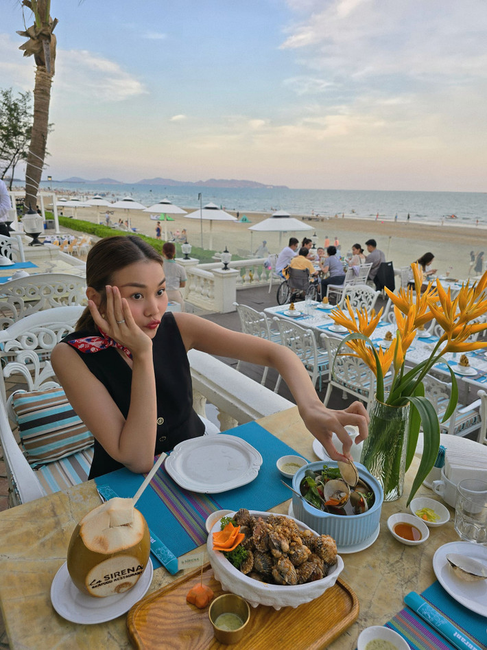 Sau kết hôn, nữ siêu mẫu ngày càng cởi mở trong việc chia sẻ cuộc sống đời tư.