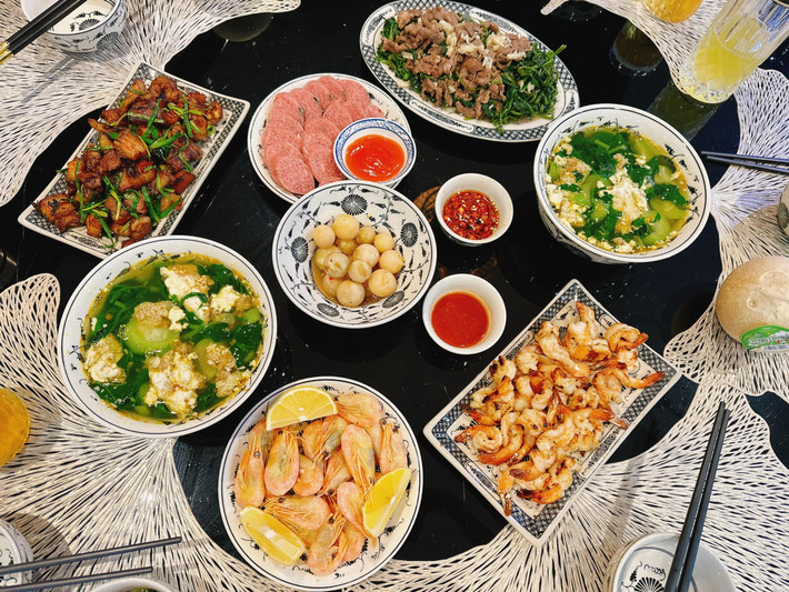 Để "nịnh" vợ, Shark Bình đăng riêng một album chỉ để khoe những mâm cơm nhà vợ nấu.