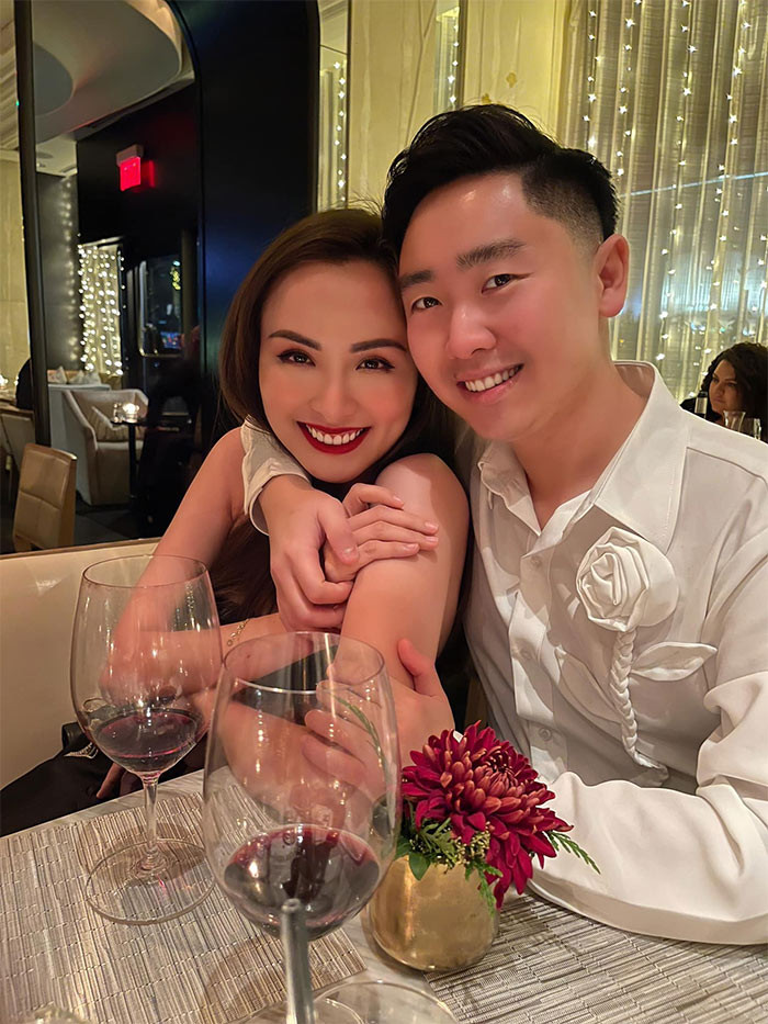 Sau khi công khai diện mạo người chồng thứ ba, Hoa hậu Diễm Hương tung loạt ảnh tình tứ bên ông xã.