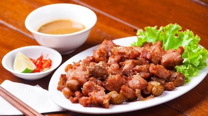 Nằm trong top đặc sản Mộc Châu phải kể đến món bê chao. Thịt bê sau khi được làm sạch và cắt thành những miếng vừa ăn thì được chiên qua một chảo dầu nóng, để nguội và chấm cùng với chao.