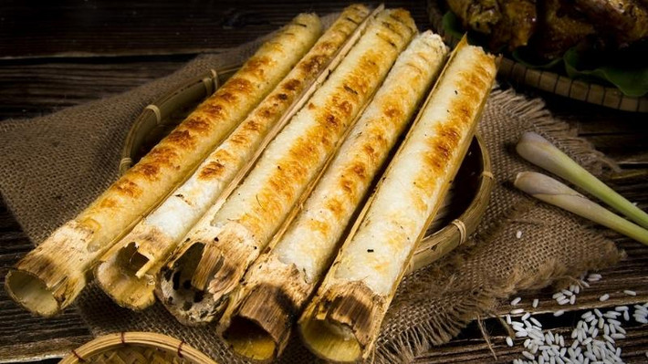 Cơm lam là một món ăn đặc sản nổi tiếng của vùng núi Tây Bắc. Cơm được cho vào ống tre hoặc ống nứa sau đó được nút lại bằng lá dong rồi nấu lên.