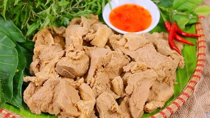 Thịt lợn muối chua là món ăn đặc sản của người dân tộc Dao. Món này được làm chủ yếu từ thịt lợn ba chỉ, ướp với muối và trộn với cơm nguội để có vị lên men tự nhiên.