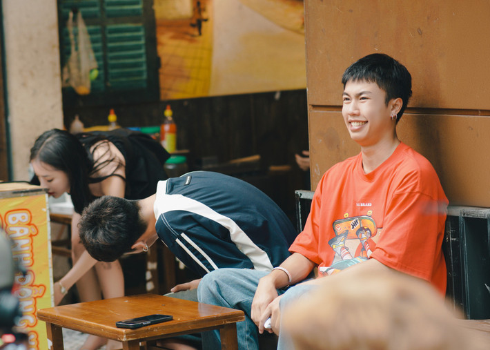 Diễn viên Long Vũ đăng ảnh hài hước, kèm theo trạng thái: "Đã cháy túi lại còn phải bao ông bạn nữa, đúng là hết nước chấm". Ảnh: FB Long Vũ