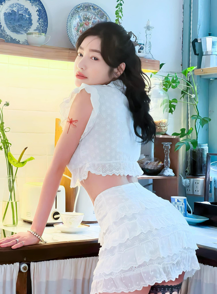 Elly Trần luôn khiến người hâm mộ "đứng ngồi không yên" với phong cách ăn mặc gợi cảm và thời thượng.