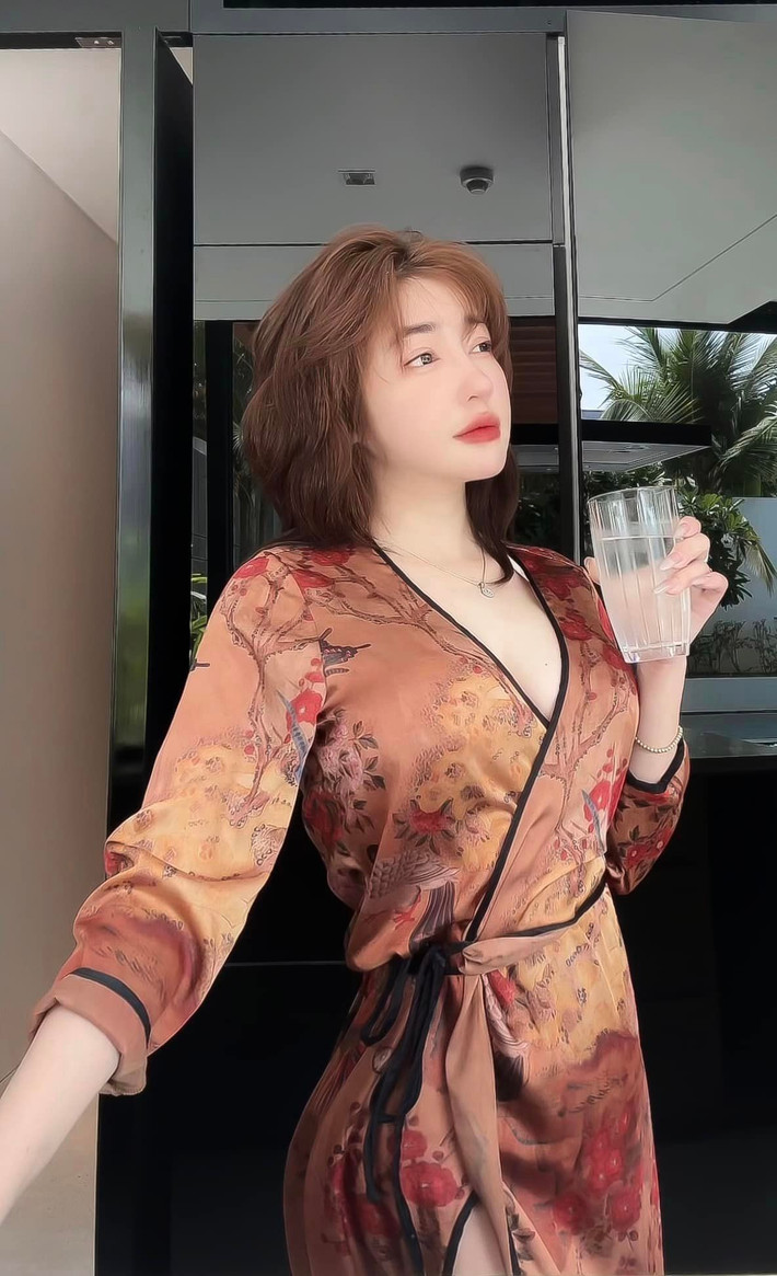 Trong loạt ảnh này, Elly Trần diện váy khá kín đáo, để lộ thềm ngực gợi cảm, cô nàng còn khoe vóc dáng săn chắc và đường cong quyến rũ của mình.