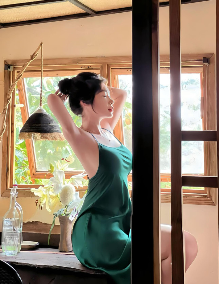 Trong một thời gian dài, Elly Trần luôn biết cách tạo sự chú ý và gây bão trên mạng xã hội thông qua những bức ảnh gợi cảm.