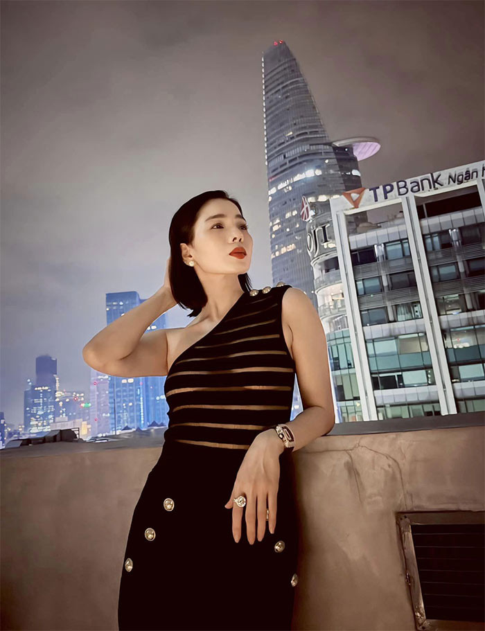 Mới đây trên trang cá nhân Lệ Quyên đăng tải loạt ảnh cô mặc váy đen xuyên thấu khoe body rất gợi cảm. (Ảnh: FB Lệ Quyên)