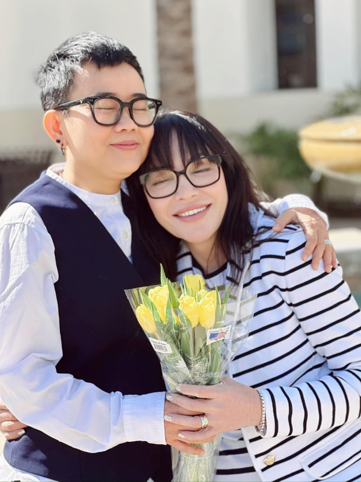 Cặp đôi luôn "sát cánh" cùng nhau trong mọi hoạt động.