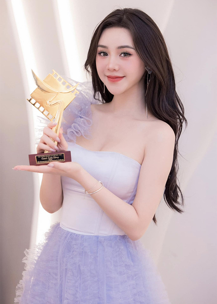 Quỳnh Kool của hiện tại xinh đẹp hơn rất nhiều so với cô của 10 năm trước và ngày càng thành công trong công việc diễn xuất.