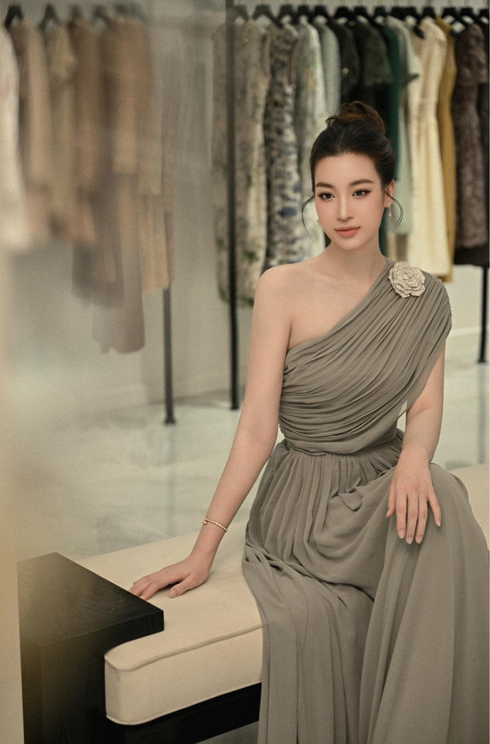 Sau khi kết hôn và sinh con, hiện tại cô nhanh chóng lấy lại vóc dáng và quay trở lại với công việc. Ảnh: FB My Linh Do