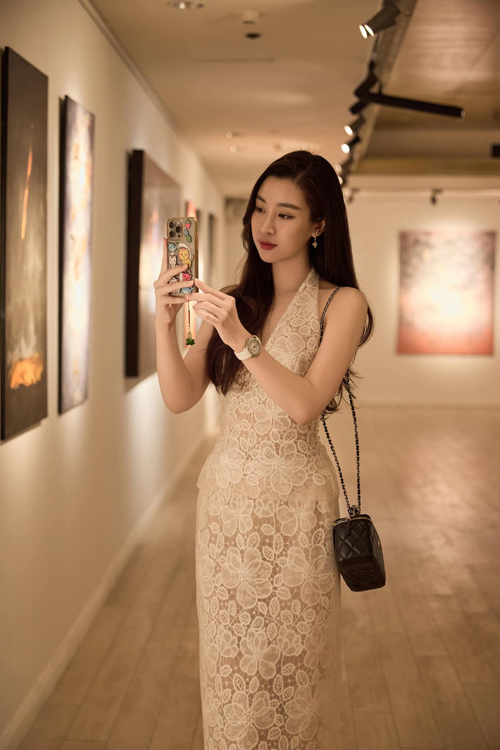 Đỗ Mỹ Linh có thương hiệu thời trang riêng. Bên cạnh cuộc sống làm vợ, làm mẹ thì nàng hậu cũng dành thời gian cho công việc kinh doanh của mình. Ảnh: FB My Linh Do