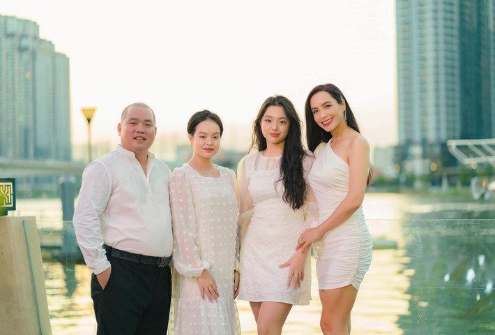 Ở nhà, Thúy Hạnh đóng vai trò người mẹ, người bạn đồng hành cùng các con gái. Ảnh: FBNV