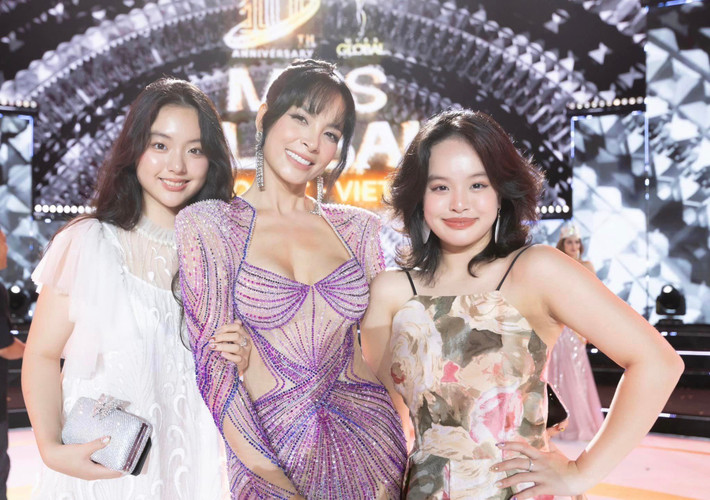 Dù không còn hoạt động nhiều trong showbiz, cựu người mẫu Thúy Hạnh vẫn được yêu mến khi có một gia đình hạnh phúc, êm ấm bên hai con gái xinh xắn Suli (Gia Hân, 17 tuổi), Suti (Gia An - 16 tuổi). Ảnh: FBNV
