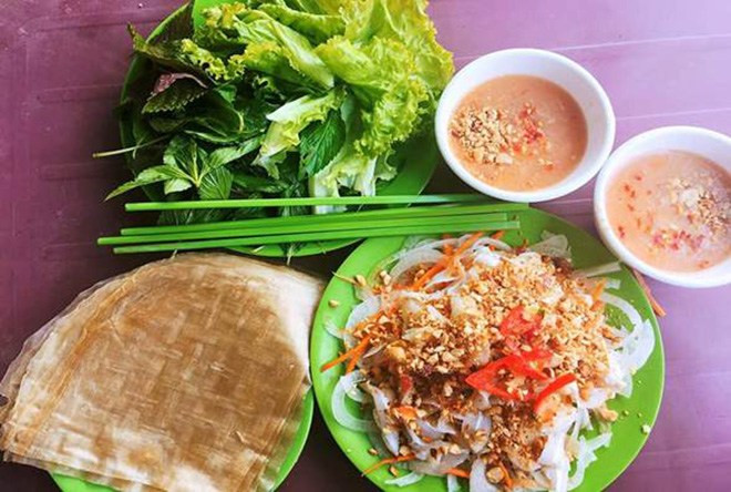 Nằm trong top đặc sản Vĩnh Hy phải kể đến gỏi cá mai, loại cá hơi giống với cá cơm nhưng ít mùi tanh, thịt trong suốt, giòn và ngọt. Gỏi cá mai gồm có gỏi ướt và gỏi khô. Vị cá tươi hòa quyện với nước chấm đặc trưng, rau thơm và đậu phộng tạo nên mùi vị thơm ngon, hài hòa và đặc trưng.