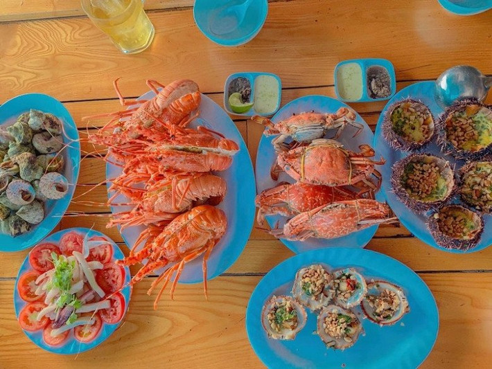Nhắc đến Vĩnh Hy, không thể không nhắc đến hải sản. Nơi đây được thiên nhiên ưu ái ban tặng nguồn hải sản phong phú, đa dạng, luôn tươi ngon mỗi ngày. Những loại hải sản đặc trưng ở vịnh Vĩnh Hy mà du khách không thể bỏ lỡ là món nhum nướng và các loại ốc như ốc vú nàng, hàu hương, ốc dâu, ốc nhảy, ốc giác, ốc đụn, bào ngư,…
