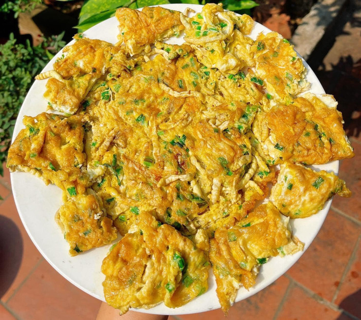 Dù không ít người cảm thấy “rùng mình” khi nhìn thấy sâu chít nhưng sau khi chế biến, các món ăn từ nguyên liệu này lại trở nên hấp dẫn. Những thực khách ăn quen nhận xét, sâu chít có độ béo ngậy, căng mọng và vị thơm. Ảnh: D.L