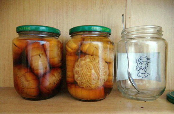 Năm 2014, cư dân mạng Trung Quốc từng gây sốt với cách bảo quản bánh Trung thu độc đáo: ngâm bánh trong hỗn hợp rượu và giấm. Theo đó, bánh sẽ được ngâm trong hỗn hợp gồm chủ yếu là rượu, một ít giấm và vài lát gừng để tăng hương vị. Ảnh: Sina Weibo