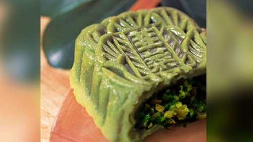 Bánh Trung thu nhân trứng xào tỏi tây có kiểu nhân khá lạ, đây là kiểu phổ biến của món sủi cảo. Ảnh: File photo