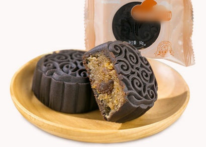 Sự kết hợp tưởng chừng như không thể giữa chocolate và thịt bò cay đã tạo ra một loại bánh Trung thu độc đáo. Được biết, loại bánh này có xuất xứ từ Trung Quốc. Ảnh: Sina Weibo
