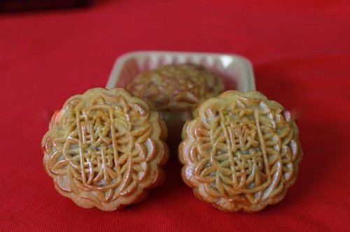 Bánh Trung thu vị chua, cay rất độc lạ. Vị chua của bánh Trung Thu do phần nhân được cho thêm một chút rau, củ muối và quả táo gai trong khi bánh Trung thu cay được tạo nên từ một loại sốt ớt đặc biệt. Ảnh: File photo