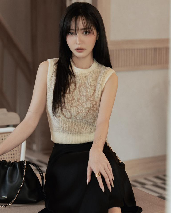 Vừa qua, Bích Phương đã trở lại đường đua âm nhạc sau 2 năm vắng bóng với sản phẩm "Nâng chén tiêu sầu". Sau khi phát hành, MV đã thu về nhiều thành tích đáng kể. Ảnh: FBNV