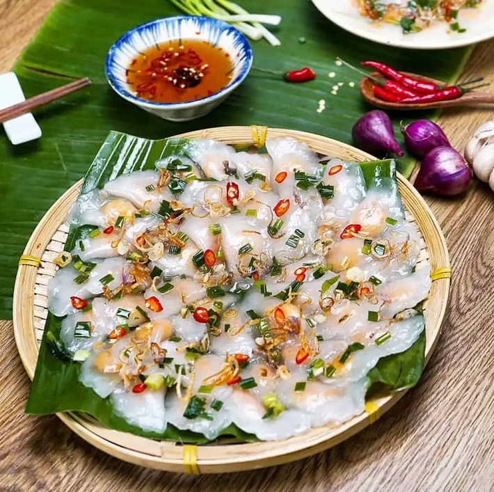 Bánh bột lọc là một trong những loại bánh nổi tiếng của Huế. Bánh bột lọc có 2 loại là bánh lọc lá và bánh lọc trần. Chiếc bánh nóng hổi ăn cùng nước chấm đủ vị khiến thực khách không thể cưỡng lại được. Ảnh: @cooky.vn