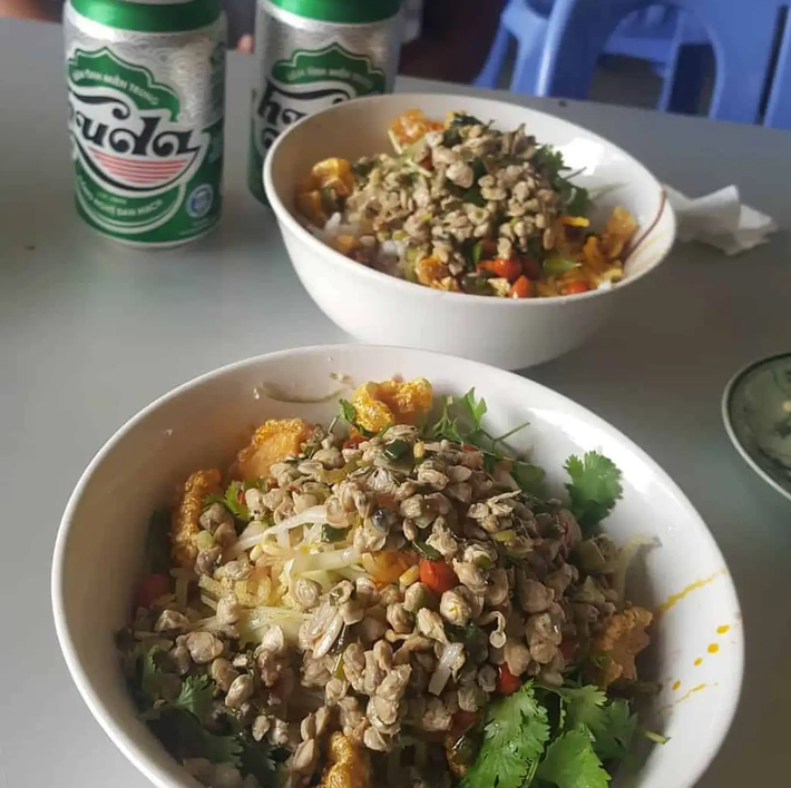 Cơm hến hoặc bún hến là món ăn đặc sản của Huế gây ấn tượng trong lòng du khách bởi sự bình dân, giản dị. Cơm hoặc bún trộn với hến đã được xào và ướp gia vị đầy đủ, ngoài ra còn có mắm ruốc, rau bắp cải, đậu phộng nguyên hạt, muối, bột ngọt, tiêu,... Ảnh: @wiktorkomorniczak