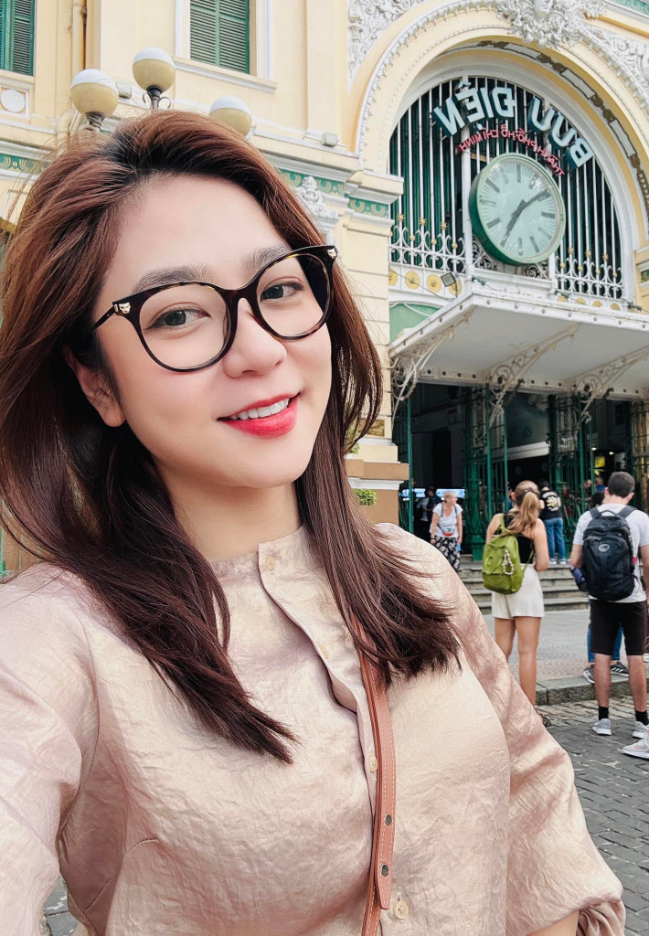 Hà Thanh Xuân là ca sĩ hải ngoại nổi tiếng với giọng hát ngọt ngào và truyền cảm.