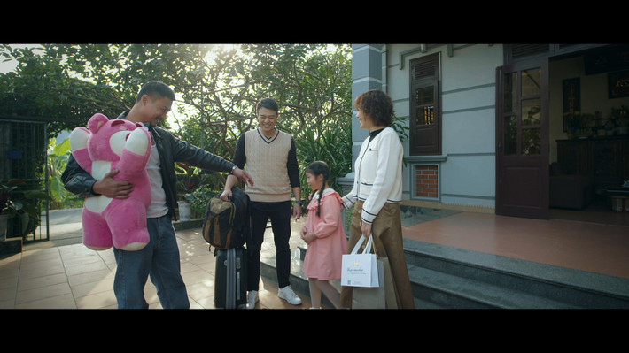 Thương anh nhưng vì đang phụ thuộc kinh tế vào vợ là Khanh (Thanh Hương đóng), nên nhân vật Tuệ của MC Tuấn Tú nhiều lúc phải nhẫn nhịn, khúm núm, có phần yếu đuối và mau nước mắt. Anh chia sẻ trong buổi họp báo về nhân vật của mình: "Nước mắt tôi khóc trong phim này bằng tất cả các phim trước cộng lại". Ảnh: VNMedia.