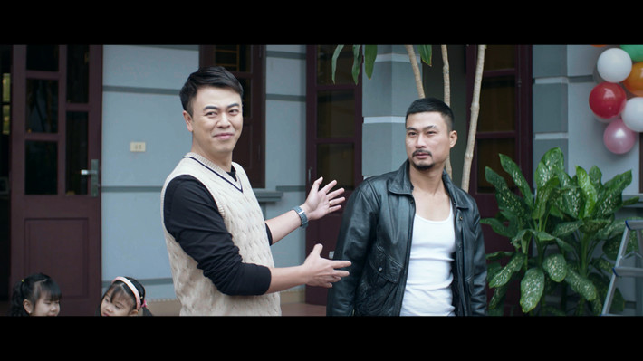 Bộ phim "Người một nhà" của đạo diễn Trịnh Lê Phong dự kiến lên sóng VTV3 ngày 28/3 sau khi bộ phim "Gặp em ngày nắng" kết thúc. Trong phim, MC Tuấn Tú và Duy Hưng sẽ vào vai hai anh em sinh đôi. Cả hai bị chia rẽ từ bé và lớn lên trong hoàn cảnh khác nhau. Ảnh: VNMedia.