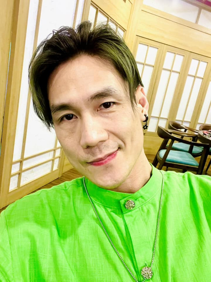Ca sĩ Khánh Phương vui say bên bạn bè.