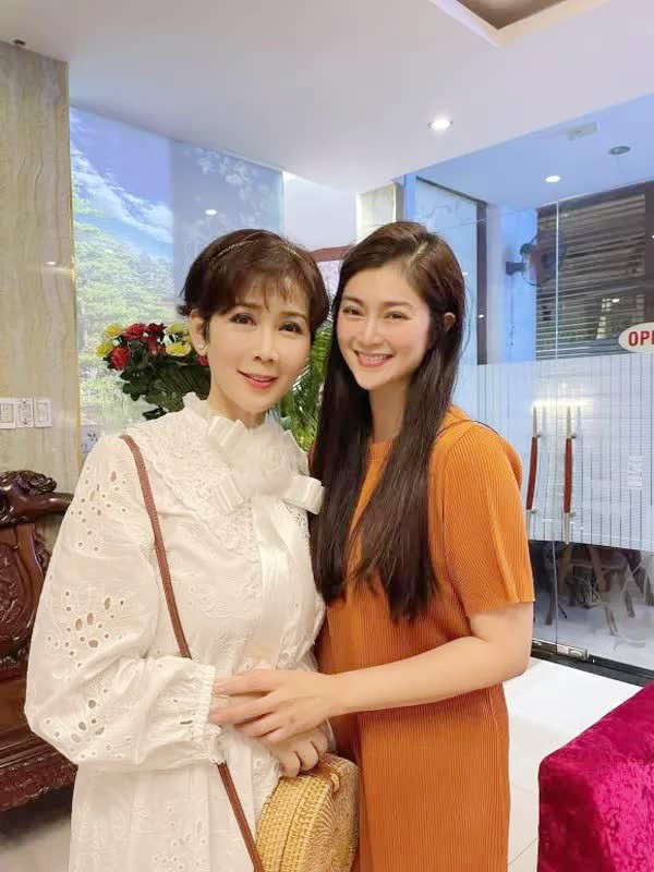 Thời điểm hiện tại nữ diễn viên đã bước sang tuổi 54. Cô cũng đã cắt bỏ đi mái tóc dài thướt tha năm nào thay vào đó là mái tóc ngắn cá tính cùng với gương mặt đã hiện rõ dấu ấn thời gian. Ảnh: Người đưa tin