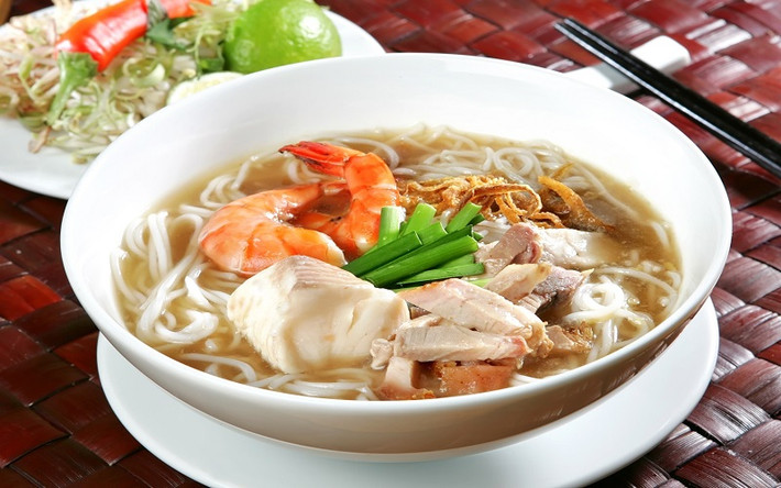 Món đặc sản Bình Dương không thể không kể đến bún tôm. Điểm đặc biệt nhất của món ăn này là bún bán tới đâu mới làm tới đó. Nước dùng đậm đà, thơm lừng; thịt tôm tươi chắc ngọt, ăn một bát no đến chiều.