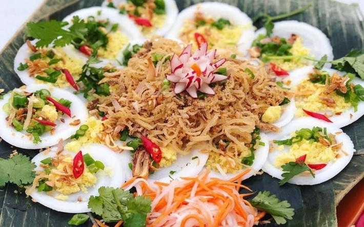 Nhắc đến đặc sản Bình Dương phải kể đến món bánh bèo bì, với hương vị lạ miệng và khác biệt các món bánh bèo miền Tây khác, nó có thêm bì heo.
