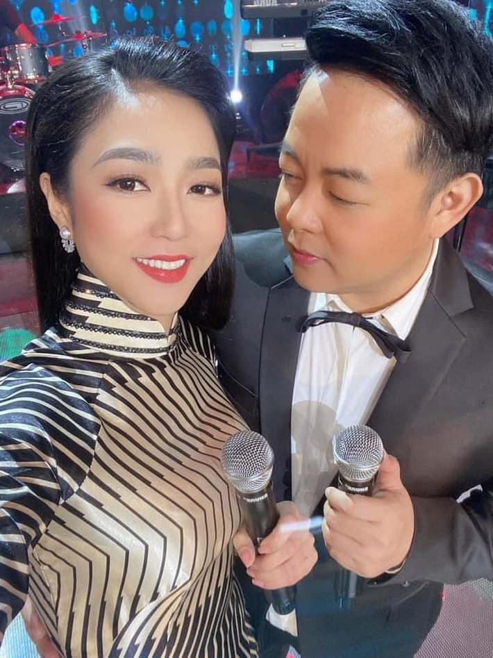 Hà Thanh Xuân từng chia sẻ cô với Quang Lê biết nhau từ lâu, song thân thiết từ năm 2020. Nam ca sĩ là người chia sẻ, khuyên Hà Thanh Xuân hoạt động nghệ thuật ở trong nước để đỡ nhớ sân khấu. Cô nói: “Anh ấy là người giới thiệu show, hướng dẫn tôi làm YouTube. Anh Quang Lê rất nhiệt tình chia sẻ với tôi".