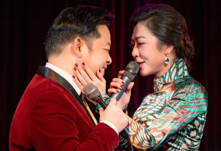 Đặc biệt, nam ca sĩ còn chợt nhớ ra lời hẹn ước của cả hai. Anh chia sẻ: "Em nói với anh khi nào giảm 10 ký mới bắt đầu lễ hỏi, lễ cưới đúng không nhỉ?".