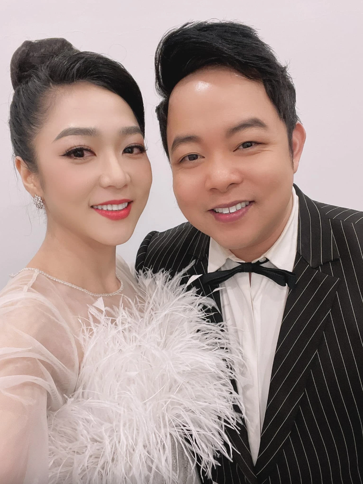 Trước khi làm đám cưới và cắt đứt mối quan hệ với "vua cá Koi", Hà Thanh Xuân được biết đến là người tình trên sân khấu của ca sĩ Quang Lê. Thậm chí, cả hai thân thiết tới mức nhiều khán giả tưởng rằng họ có tình cảm thật với nhau.