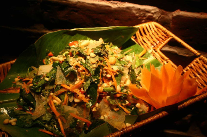 Nộm da trâu là món ăn đặc sản Sơn La do người Thái sáng tạo nên. Món nộm được làm từ da trâu thái mỏng, trộn cùng các loại rau thơm, gia vị tạo nên một món ăn giòn tan, chua cay, rất lạ miệng. Ảnh: Đặc sản Việt Nam