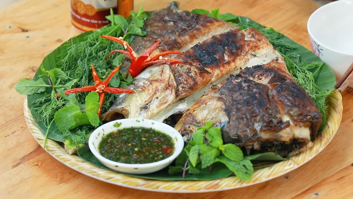 Pa Pỉnh Tộp (cá gập nướng) là món ăn cổ truyền, đặc sản Sơn La nổi tiếng. Cá được làm sạch, ướp đầy đủ gia vị sả, gừng, ớt rừng, rau thơm, mắc khén…rồi nướng trên than củi. Thịt cá sau khi nướng giữ nguyên độ ngọt dai tự nhiên. Ảnh: Điện máy xanh