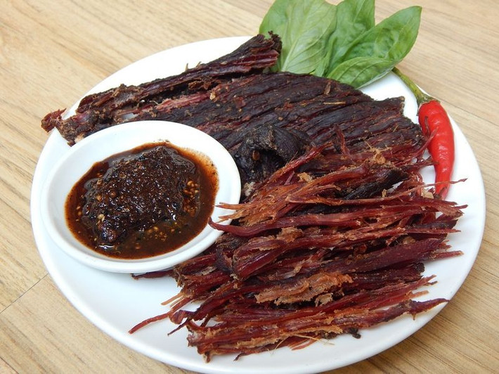 Thịt trâu gác bếp là một trong những đặc sản của vùng núi Tây Bắc và Sơn La. Món ăn được chế biến từ thịt trâu tươi, thái mỏng, ướp gia vị rồi đem gác lên bếp than hồng cho đến khi thịt khô, săn chắc. Thịt trâu gác bếp có vị mặn ngọt vừa ăn, cay nồng của ớt, thơm lừng mùi khói bếp, thường được dùng để nhắm rượu. Ảnh: Vietnamnet