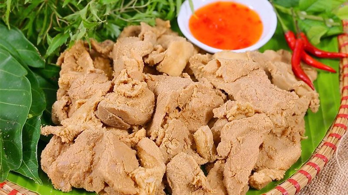 Thịt muối chua là một trong những đặc sản Sơn La được nhiều du khách yêu thích. Món ăn này đặc biệt ở chất lượng khi càng để lâu thì càng trở nên ngon và dai. Ảnh: Vietnamnet