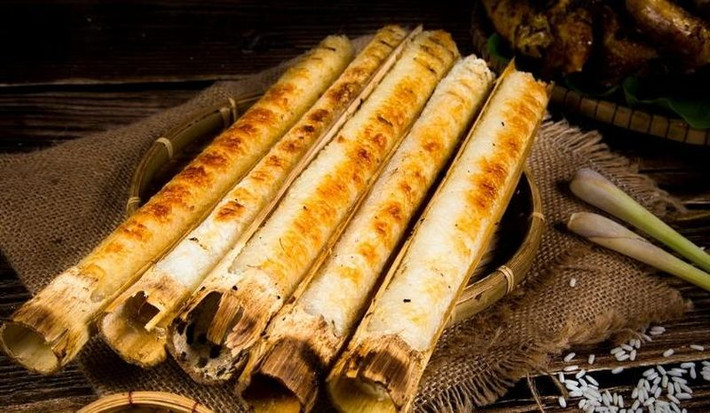 Một trong những biểu tượng ẩm thực của Sơn La đó chính là cơm lam. Món ăn được làm từ gạo nếp cái hoa vàng, gạo cẩm, đem ngâm cùng muối và gừng rồi cho vào ống tre nướng trên bếp than hồng. Hương thơm đặc trưng của gạo nếp quyện với vị bùi của tre tạo nên một món ăn dân dã mà hấp dẫn. Ảnh: Vietnamnet