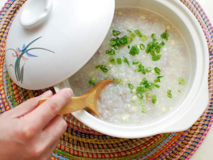 Cháo mắc là một trong những món ăn đặc sản của Sơn La nhưng lại không được nhiều người biết đến. Quả mắc nhung nấu cùng gạo nếp và nước hầm xương trong nhiều giờ, vừa thơm ngon lại bổ dưỡng. Ảnh: Wiki Travel